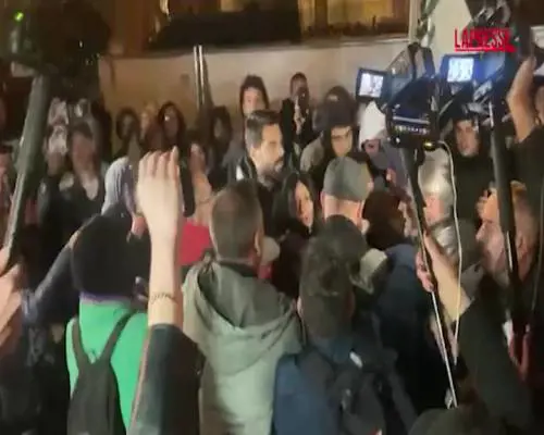 Bologna, manifestazione 7 ottobre: attivisti accerchiati e bloccati dalla polizia