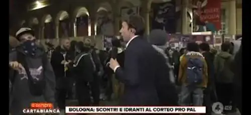 Violenza pro Pal in piazza a Bologna: aggredita la troupe di Cartabianca