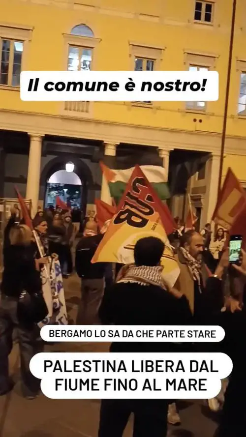 Manifestanti pro Pal occupano il Municipio di Bergamo