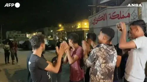Gli abitanti di Gaza festeggiano davanti l'ospedale Nasser di Khan Yunis