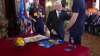 Mattarella riceve Italvolley, per lui in dono medaglie, pallone e magliette autografate