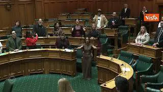 Parlamento Nuova Zelanda sospeso dopo haka spontanea a fine discorso deputata Oriini Kaipara