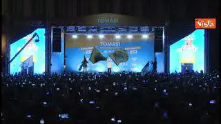 "C'è solo un Presidente", coro per Meloni su palco a Firenze, lei: Faccio questa vita solo per amore