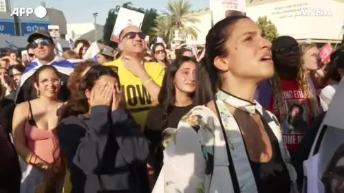 Tel Aviv, lacrime e applausi per la liberazione dei primi ostaggi