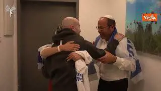 L'ostaggio israeliano Eitan Mor torna a casa dopo 738 giorni di prigionia, l'abbraccio coi genitori