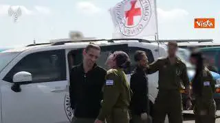 Gli ostaggi israeliani liberati da Hamas accolti dall'Idf al checkpoint