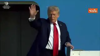 Trump fa il suo consueto gesto con il pungo prima di prendere il volo per l'Egitto