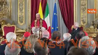 Applauso e standing ovation per il Papa al Quirinale, poi la stretta di mano con Mattarella