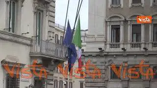 Le bandiere di Palazzo Chigi a mezz'asta nel giorno del funerale dei tre Carabinieri morti a Verona