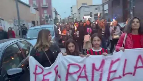 La fiaccolata a Milano in memoria di Pamela Genini