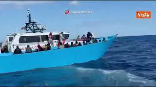 La Guardia Costiera soccorre 91 migranti su un barcone alla deriva a largo di Lampedusa