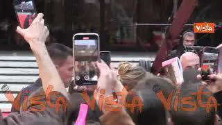 Jennifer Lawrence accolta dai fan sul red carpet della mostra del Cinema di Roma