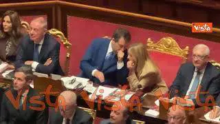 Meloni e Salvini parlano tra loro sui banchi del Governo in Aula al Senato