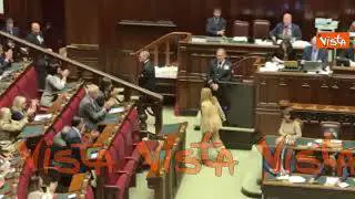 Meloni saluta con la mano uscendo dall'Aula della camera dopo informativa su Consiglio Ue