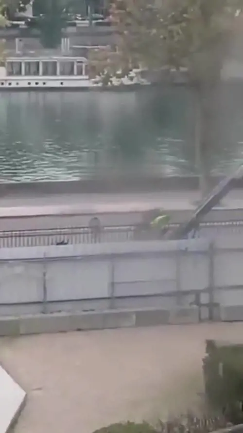 L'uso del montacarichi, l'allarme lanciato dai walkie-talkie e gli scooter a bordo strada: il video della clamorosa fuga dal Louvre