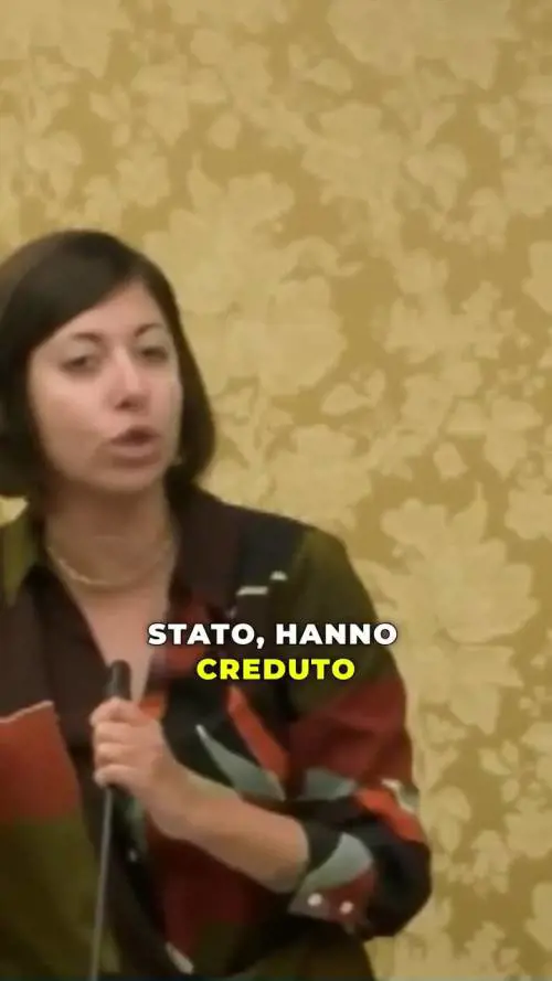 La consigliera dei 5 Stella si rolla uno spinello di cannabis light durante la seduta. Il Video dell'intervento