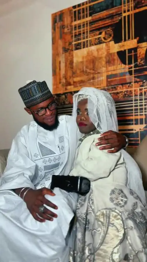 Il video del bacio tra i due influencer nigeriani