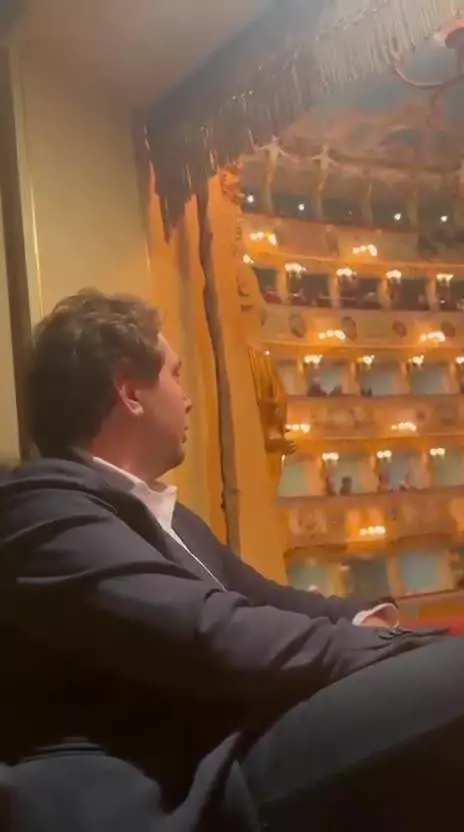 La protesta al Teatro La Fenice: "Basta, pensate a suonare"