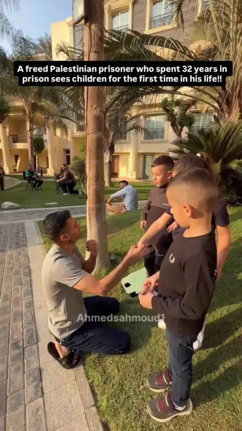 Anche i bambini omaggiano gli ex detenuti di Hamas rilasciati da Israele