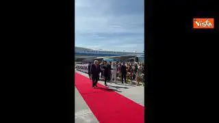 Trump in Malesia balla e sventola le bandiere all'arrivo all'aeroporto di Kuala Lumpur