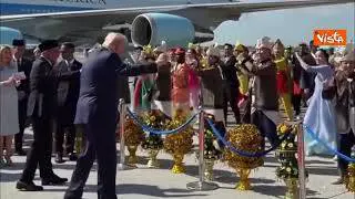 Trump balla all'aeroporto di Kuala Lumpur con ballerini tradizionali al suo arrivo in Malesia