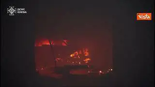 Guerra Ucraina, droni e missili balistici su Kiev. Le immagini dei soccorsi