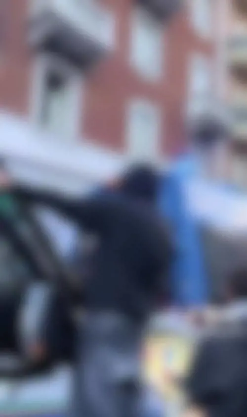 Manifestanti cercano di ribaltare la camionetta davanti alla sede di FdI