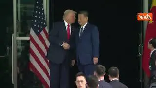 Trump e Xi Jinping si salutano con una stretta di mano dopo l'incontro in Corea del Sud