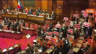 “No ai pieni poteri”, opposizione protesta in Aula con i cartelli dopo il voto su Riforma giustizia
