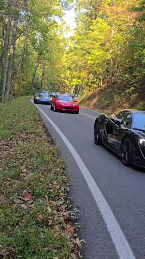 La Ferrari 458 Spider si schianta contro un camion in curva: le immagini dell'incidente