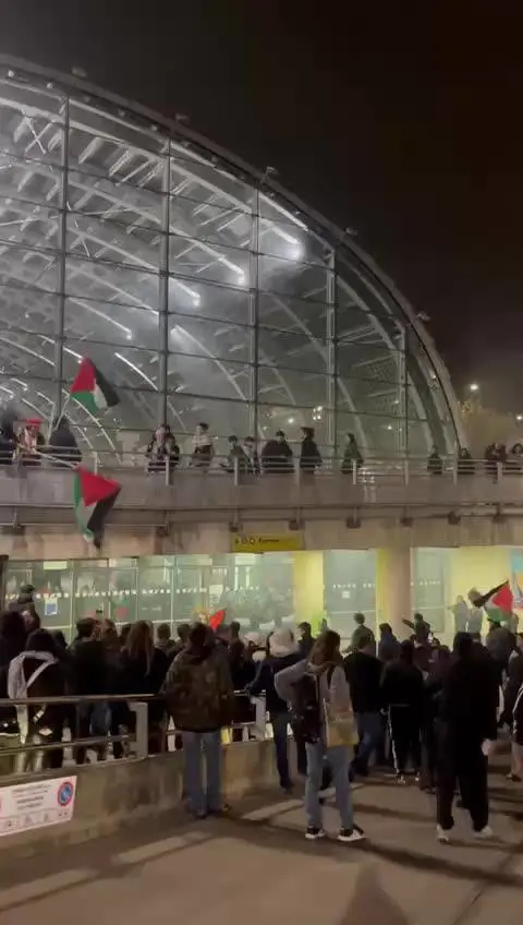 Pro Pal entrano nella stazione di Porta Susa