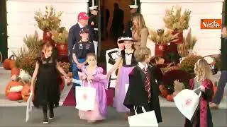 Trump e Melania accolgono i bambini con "dolcetto o scherzetto" a festa Halloween alla Casa Bianca