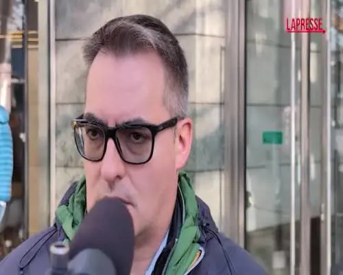 "Qui girano Maranza". Le voci dei testimoni dopo l'accoltellamento in piazza Gae Aulenti