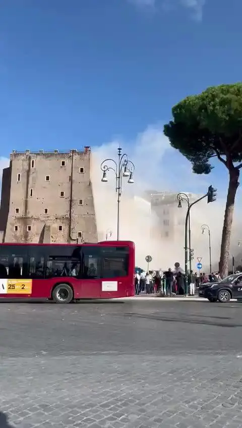Roma, il crollo della Torre de' Conti in diretta 