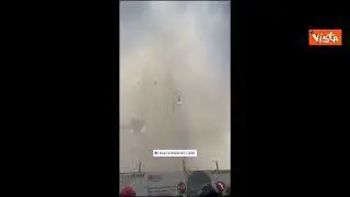 La nube di fumo e polvere per il crollo della Torre dei Conti ai Fori Imperiali