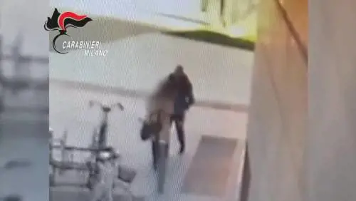 Milano, accoltellata in piazza Gae Aulenti: il video dell'aggressione