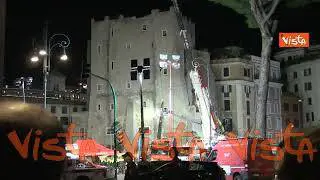Crollo Torre dei Conti a Roma, si scava con le mani per salvare l'operaio ancora sotto le macerie