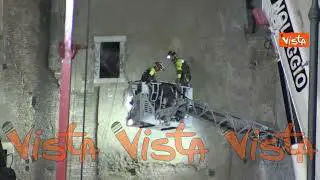 Estratto vivo l'operaio intrappolato dopo Crollo Torre dei Conti a Roma, l'applauso dei soccorritori