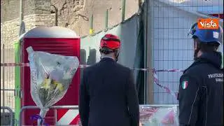 Crollo Torre Conti, Gualtieri depone mazzo di fiori a Largo Corrado Ricci per operaio scomparso