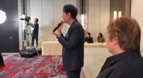 Lo scontro tra l'organizzatore di Miss Universo e le candidate