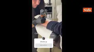 Calenda si fa tatuare e posta il video, sull'avambraccio il tridente dell'Ucraina