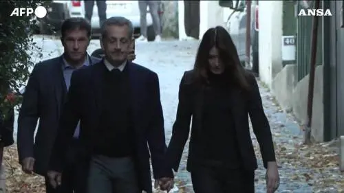 Sarkozy mano nella mano con la moglie Carla Bruni fino al carcere