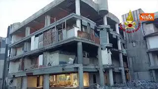 In fiamme un edificio occupato a Roma, ferito uomo che si e lanciato per scappare