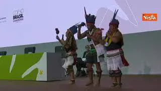 Cop 30, la performance di danza tradizionale indigena inaugura il vertice sul clima in Brasile