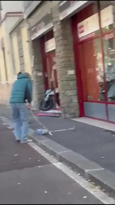 Spacca la vetrina con l'aspirapolvere e minaccia i passanti: la furia dello straniero