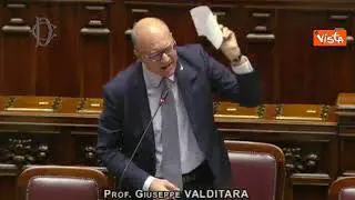 Valditara: "Falsità dall'opposizione sui femminicidi, vergogna". Bagarre in Aula alla Camera
