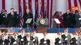 Trump e Jd Vance cantano "God Bless America" al Cimitero di Arlington per il Giorno di Veterani