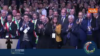Standing ovation dell'Assemblea Anci per Mattarella sul palco a Bologna
