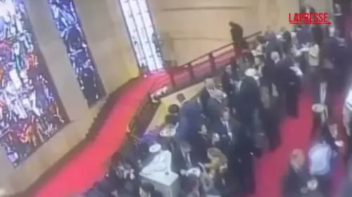 L'assessore contro la vetrata di Sironi: il video choc