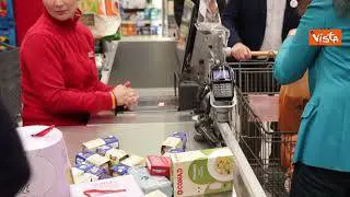 Lollobrigida fa la spesa al supermercato a Roma per donarla alla Colletta Alimentare